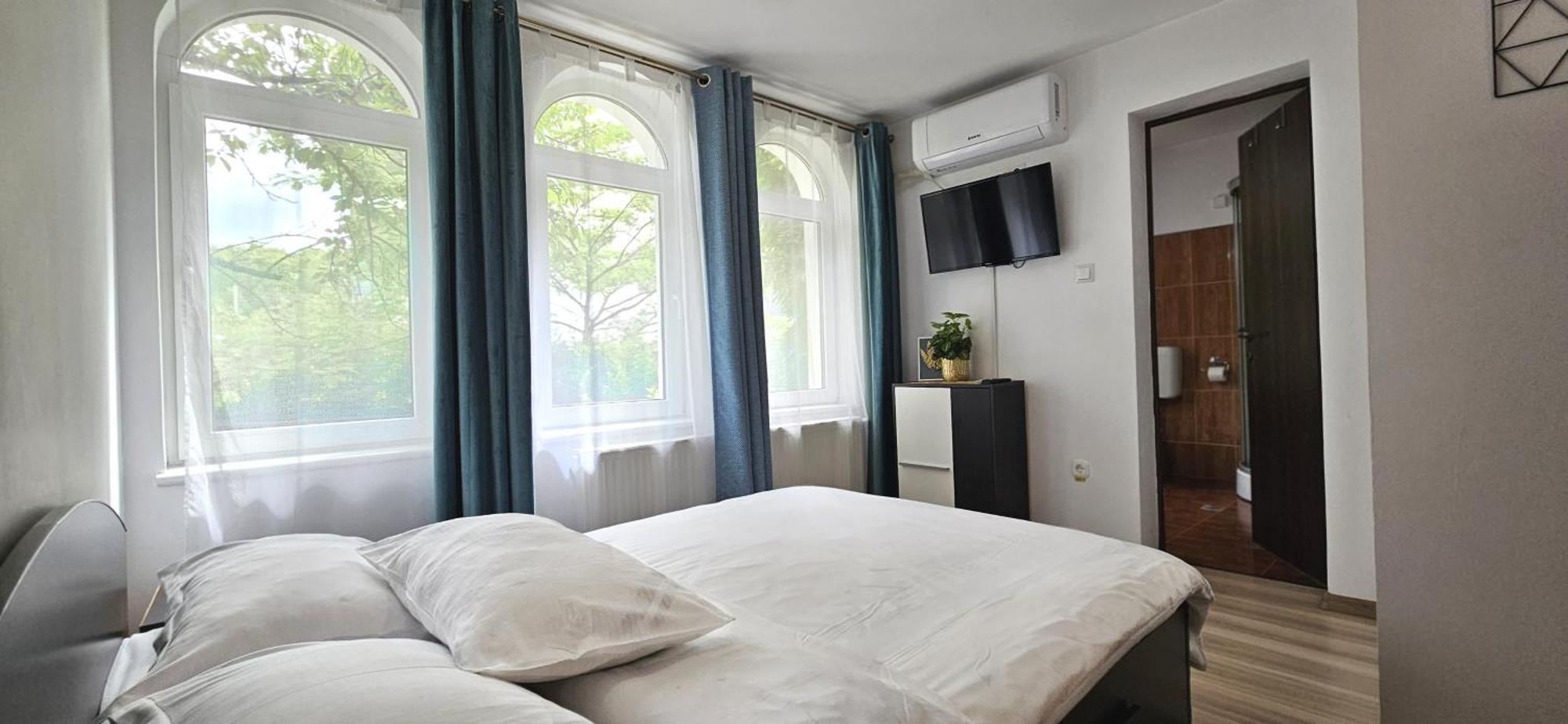 Hillside Hotel Oradea Bagian luar foto